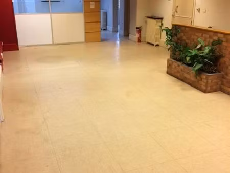 local 5 bureaux + accueil divisible en 3 box. coffre. sous sol. la bouverie 166 m2