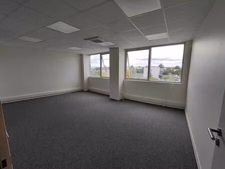 location bureau saint benoit 184 m²