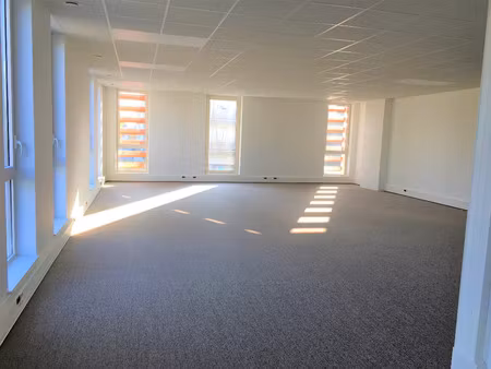 location bureau 785 m² à tours (37100)
