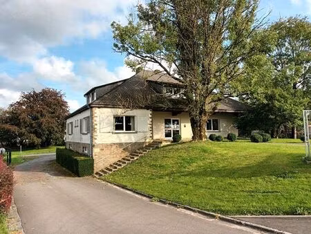 beau bâtiment commercial avec jardin.
