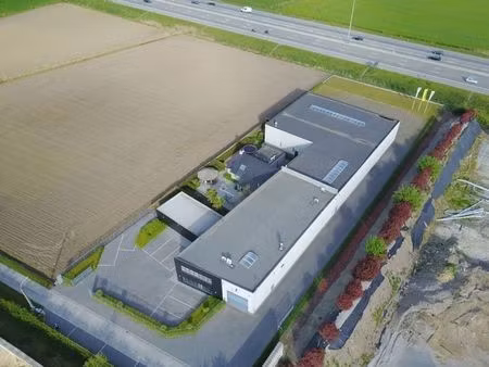 zichtlocatie e17 met magazijn  kantoor & woonst te kruisem