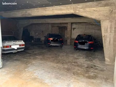 loue place dans un garage commun