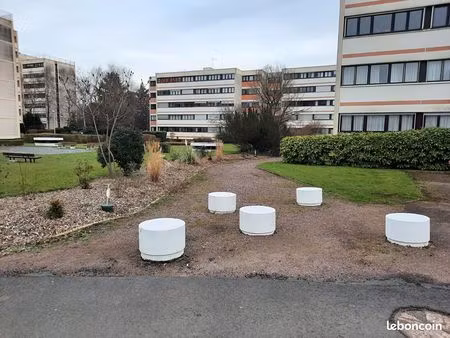 parking/box mont st aignan