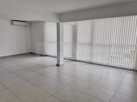 location locaux professionnels 56.87 m² à cayenne (97300)  740 €