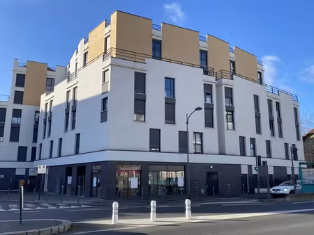 local commercial brut de beton 72 m env