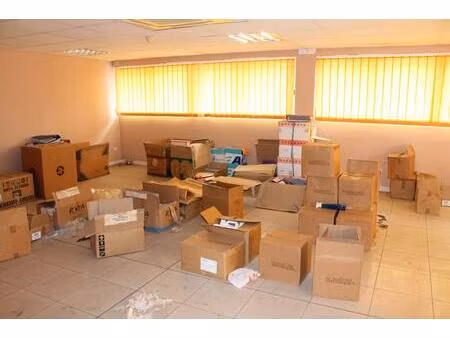 en plein coeur de la capitale  très beau local sur 2 niveaux de 700 m2 chaque avec ascense