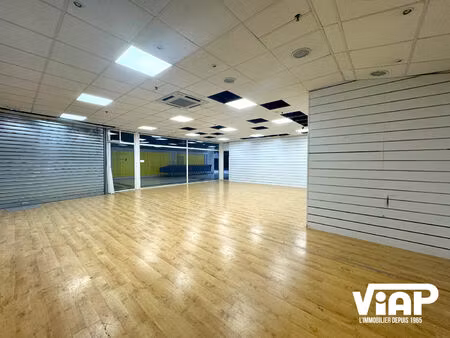 local commercial dans importante galerie marchande
