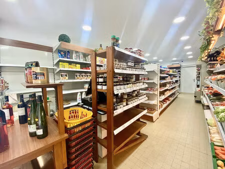 vente local commercial 112m2 saint-jean-pied-de-port 64220 - 72000 € - surface privée