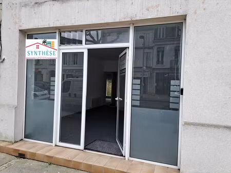 location local commercial 3 pièces 55m2 saintes 17100 - 800 € - surface privée