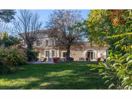 belle maison en pierre avec un gîte
