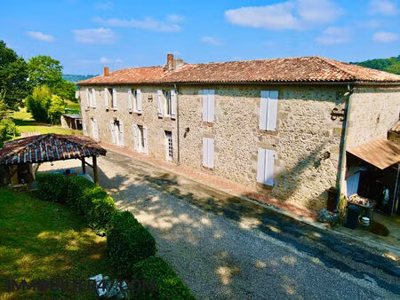 propriété en pierre avec gites