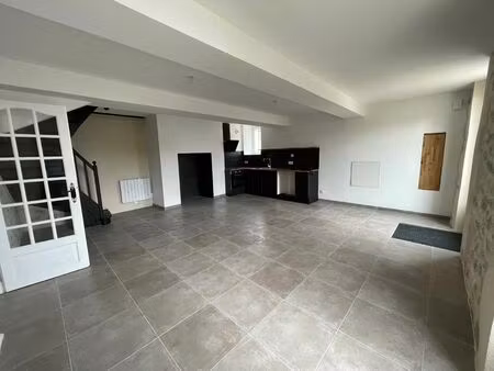 maison en pierre  3 chambres  entièrement rénovée