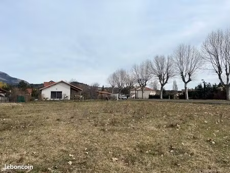 terrain plat de 700m2 à vendre