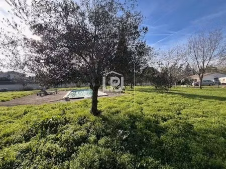 terrain constructible de 1 070 m² avec piscine  au calme et à proximité des commodités et 