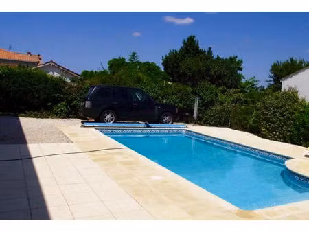 maison familiale sur 3 niveaux à vendre au centre du gua  avec sa piscine et 170 m² à prox
