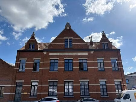 bureau récemment rénové près du port