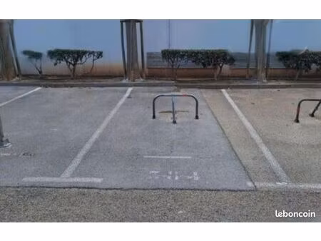 place parking à louer
