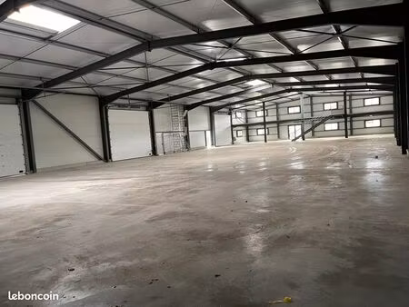 à louer local dans zone artisanale et commerciale