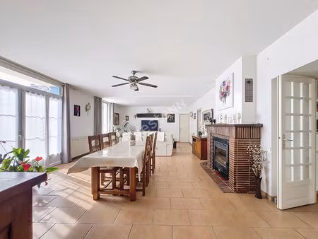 a vendre  au gua  maison charentaise de 224 m²  4 chambres  sur un terrain de 677 m²