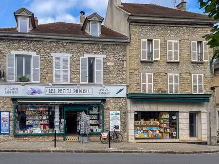 librairie-papeterie dans la rue commerçante d’une ville touristique