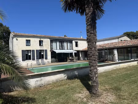 vente maison 8 pièces 330m2 saintes 17100 - 598500 € - surface privée