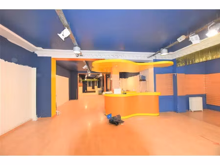 boutique avec extraction à toute proximité de porte maillot