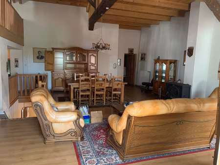 maison de village aux imposants volumes