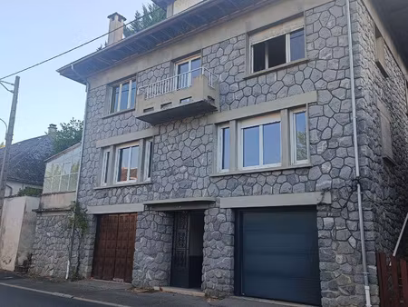 maison familiale en pierres et ardoises avec dépendance  pui