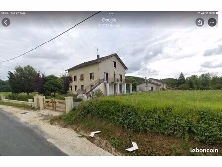 propriété avec trois dépendances et accès direct à la rivière