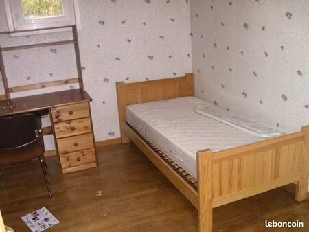 chambre meublée pour fille dans pavillon avec jardin