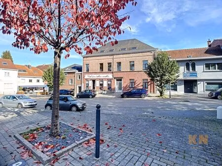 rez de chaussée commercial situé sur la place communale