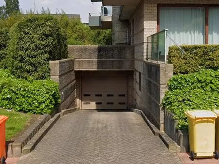 emplacement de parking intérieur  localisation idéale pour i