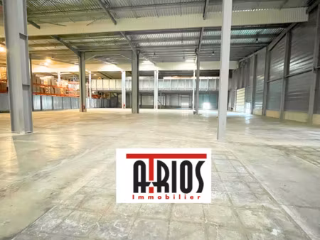 location local d'activités 3000m2 la crau 83260 - 31500 € - surface privée