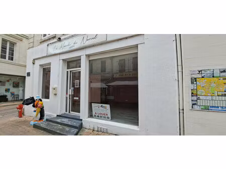 location local commercial 2 pièces 37m2 saintes 17100 - 850 € - surface privée