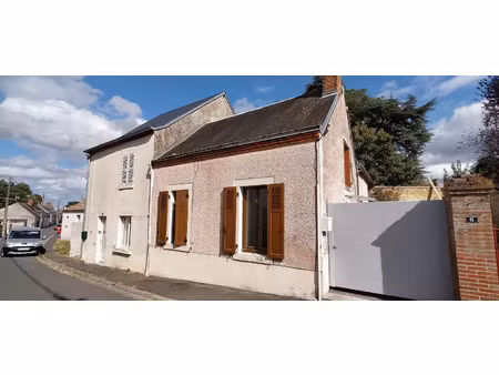 maison de bourg rénovée de 70 m2  2 chambres  cour fermée