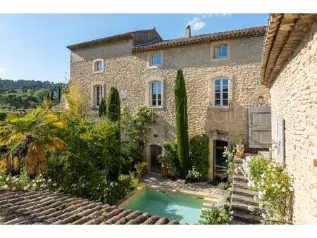 exquise maison de village avec jardin et piscine.