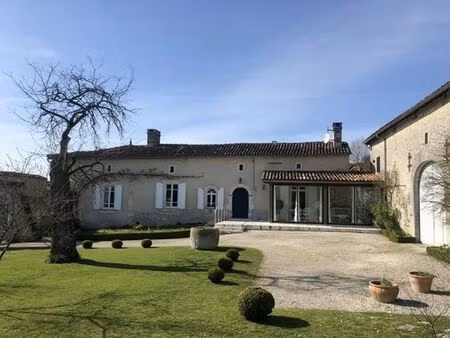 maison de prestige de 208 m2 en vente brie-sous-barbezieux  nouvelle-aquitaine