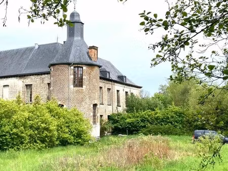 château d'epinois met toren  en met dépendance logies.
