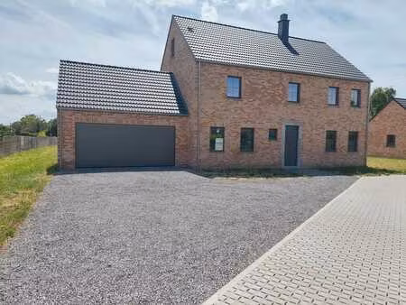 belle maison 4 façades dans un endroit calme.