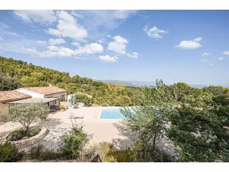 propriété à joucas avec vue panoramique et piscine