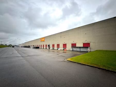 hall logistique avec quais à 2' de l'aéroport de liège