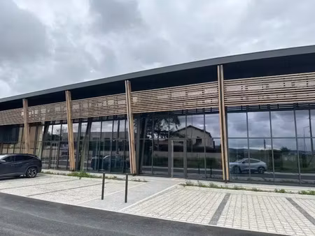 andrezieux boutheon - a louer locaux d'activités avec show