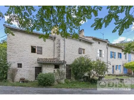 belle maison avec terrasse dans un petit hameau.