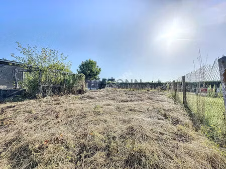a vendre terrain constructible d'environ 290 m² non viabilisé en plein bourg de gené  comm