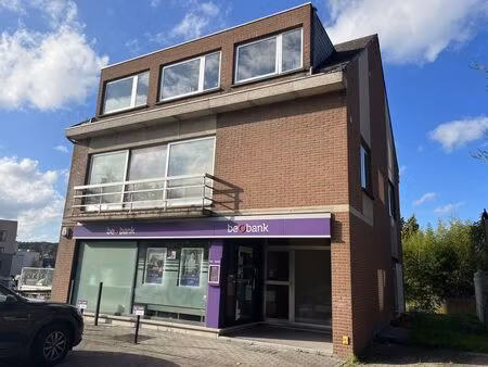 maison de rapport: banque + 2 appartements et 6 parkings