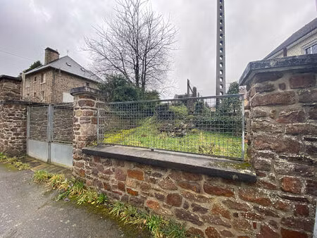 a vendre  terrain à bâtir situé à 750 m de l'institut st-lô-agneaux