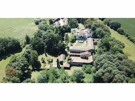 propriété avec piscine et jardin pérouges (01)