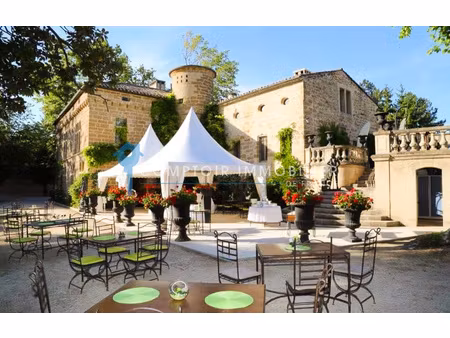 château d'exception du 17ème siècle vaucluse châteauneuf-