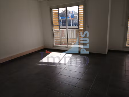 local récent de 72 m2 à louer sur st benoit centre-ville