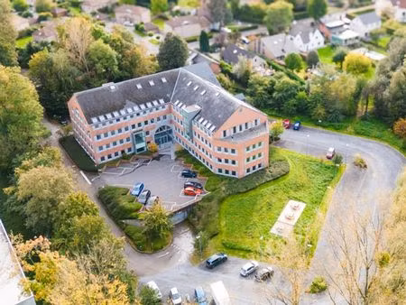2100 m² de bureaux rénovés et éco resp. + nombreux parkings